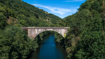Fototapeta na wymiar Image aérienne d'un pont abandonné au dessus de la Vallée du Lot, Aveyron, France