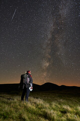 Man hiking at night under starry sky © Xalanx