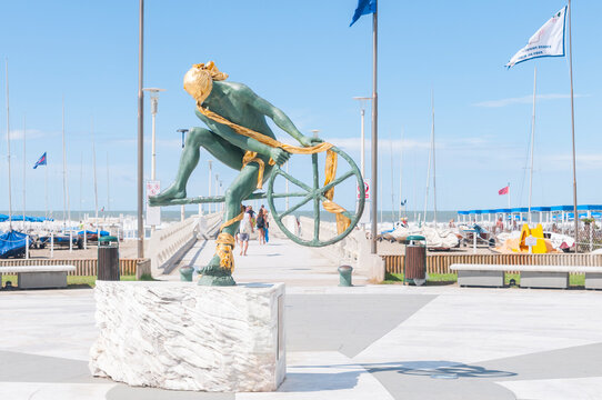 The statue Controvento or Ulysses by Anna Chromy at the entrance to the pier on the sea