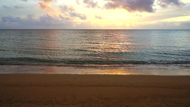 2020年8月、早朝の宮古島のビーチ。沖縄県、日本。