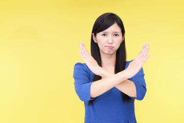 禁止の意思表示をする女性