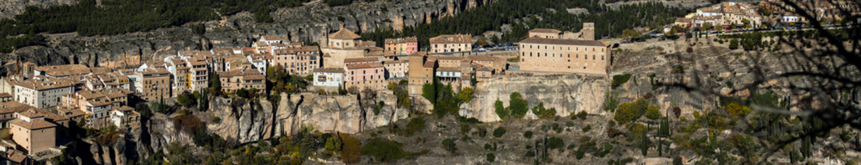 Fototapeta na wymiar Cuenca, casas colgantes, vista aérea, panorámica.