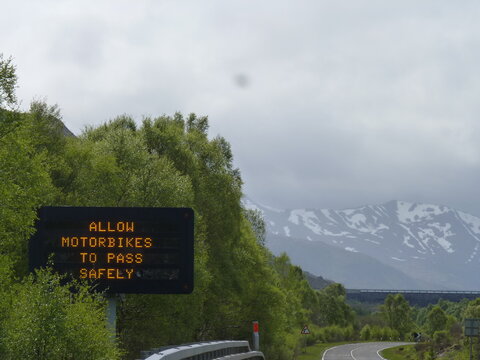 Wichtiges Lichterschild mit der Aufschrift: "Allow Motorbikes to pass safely." Beliebte Motorradstrecke in England und Schottland. Country Road sign for bike lovers.