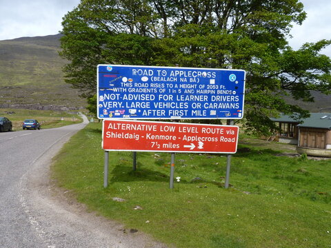Lustiges viel zu &uuml;berladenes Stra&szlig;enschild mit zu viel Informationen und zu vielen Daten. Englisches schottisches Hinweisschild, dass unter anderem &uuml;ber Stra&szlig;enverh&auml;ltnisse aufkl&auml;rt. Applecross. Motor