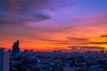 Obraz premium abstract background of the green leaves in the park,with the blur of bokeh,the light from the colorful shelter falling onto,a kind of artistic beauty of nature