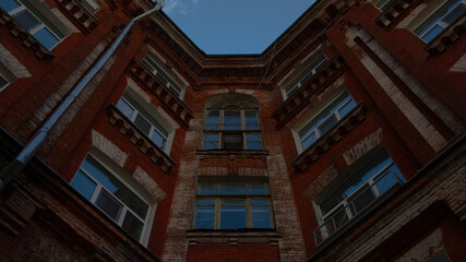 Obraz premium A crumbling brick building next to an industrial zone