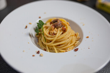 Spaghetti con tarallo napoletano, acciughe e prezzemolo
