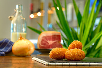Croquetas de Jamón Serrano, Ajo, leche y Cebolla.