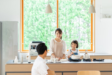 アジア人　家族　団らん　ポートレート