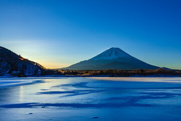 夜明けの富士山、山梨県富士河口湖町精進湖にて