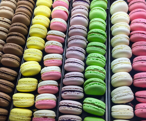 Macarones colorati esposti in vetrina