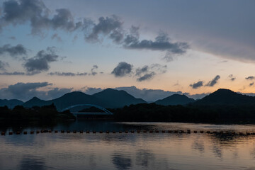 朝の空が映り込む湖
