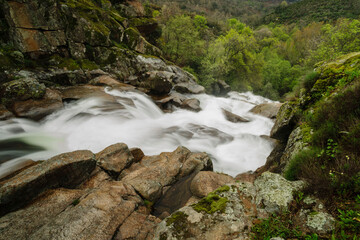 Obraz premium cascada del Diablo, garganta de Gualtaminos, valle del Tiétar, Villanueva de la Vera, Cáceres, Extremadura, Spain, europa