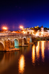 Obraz premium puente romano sobre el rio Nabao y castillo templario, Tomar, distrito de Santarem, Medio Tejo, region centro, Portugal, europa