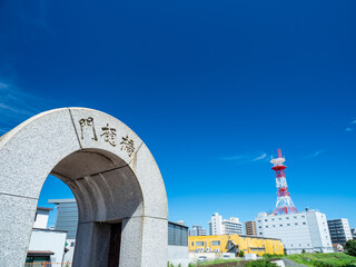 夏の青空と電波塔。埼玉県川口市の風景。8月