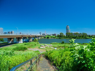 Fototapeta premium 青空の広がる荒川と埼玉県川口市の風景。8月。