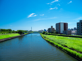 青空ひろがる東京都北区の新河岸川