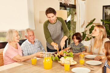 Großfamilie mit Kindern und Großeltern beim essen