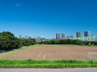 真夏の青空と土のサッカーコートの風景 © 正人 竹内