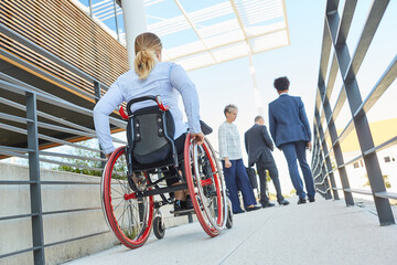 Behinderte Frau als Rollstuhlfahrer auf einer Rampe - obrazy, fototapety, plakaty
