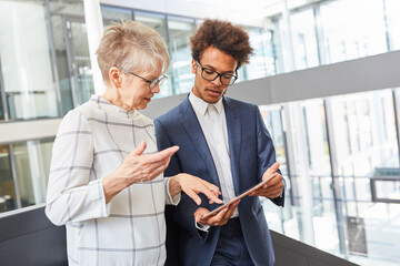 Business Frau und afrikanischer Trainee mit Tablet PC