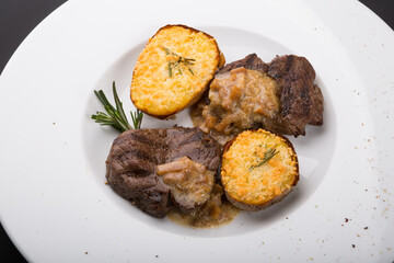 Beef steak medalions with potatoes