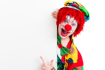 Clown mit Hinweisschild