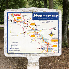 carte émaillée sur panneau en béton indiquant une position sur l'autoroute en France (Montmorency)