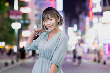 都会での夜景ポートレート