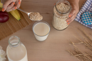 Desayuno con un bote de avena y leche