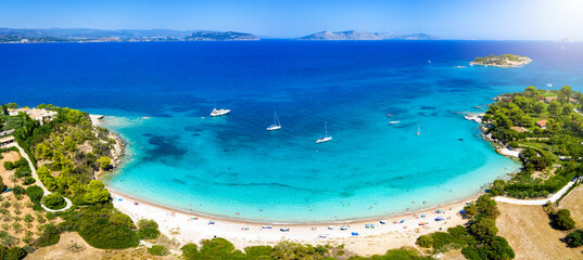 Panorama des kleinen und beliebten Strandes von Kounoupi bei Porto Cheli, Peloponnes, Griechenland