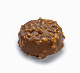 bombón de chocolate con almendras sobre fondo blanco. chocolate bonbon with almonds on white background