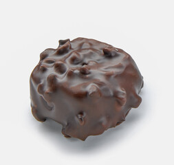 bombón de chocolate sobre fondo blanco. chocolate bonbon on white background
