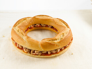 sandwich bocadillo de atún y tomate sobre mesa blanca. tuna and tomato sandwich bocadillo on white table.