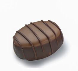 bombón sobre fondo blanco. chocolate on white background