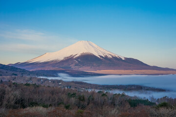 早春のパノラマ台（山中湖村）から青空を背景にした富士山を望む