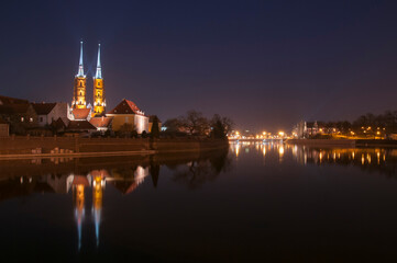 Nocna panorama Odry wraz z widokiem na Ostrów Tumski, wieże katedry oraz w tle most Pokoju © art3emis