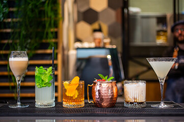 Fototapeta na wymiar Serie di cocktail su un bancone da bar