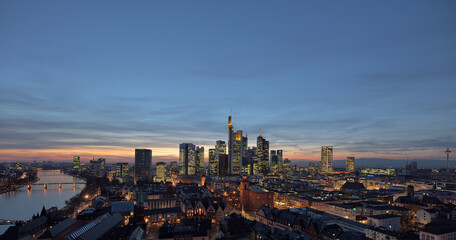 Fototapeta na wymiar Die Lichter der Hochhäuser von Frankfurt in der Dämmerung