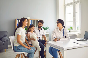 Obraz premium Family doctor at the clinic. Mother father and child on consultation with a pediatrician in the office.
