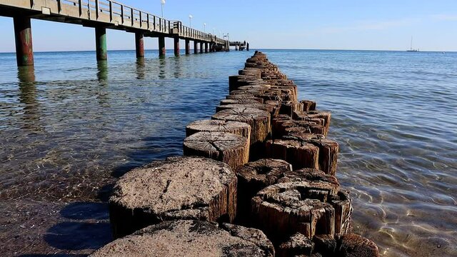 Ruhige See bei einer Holzbuhne in der Ostsee