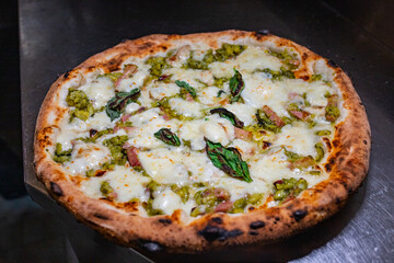 Pizza napoletana condita con speck, crema di zucchine, mozzarella di bufala e basilico