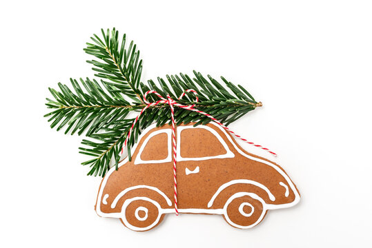 Lebkuchen Auto mit Tannenzweig auf dem Dach für Weihnachten