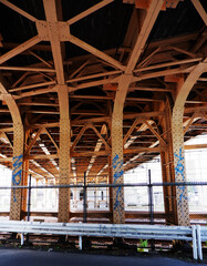 橋の骨組み、鉄筋構造、線路下