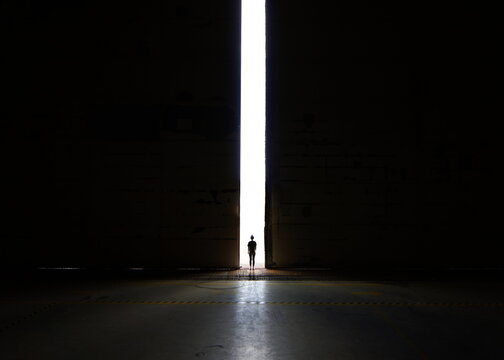 Tor aus der Dunkelheit, Silhouette, Freiheit, Hoffnung und Licht