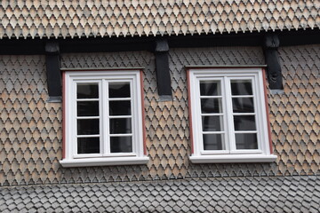 Mit grauen Holzschindeln verkleidetes hessisches Fachwerkhaus