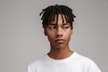 Obraz premium Attractive young african man wearing casual clothing