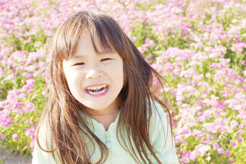 Fototapeta premium 花畑の子供