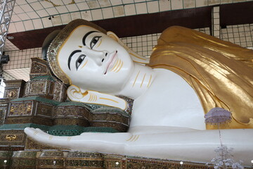 Obraz na płótnie Canvas buddha statue in Shwethalyaung, Bago, Myanmar
