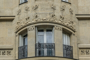 Obraz premium Old French house with traditional balconies and windows. Paris, France.